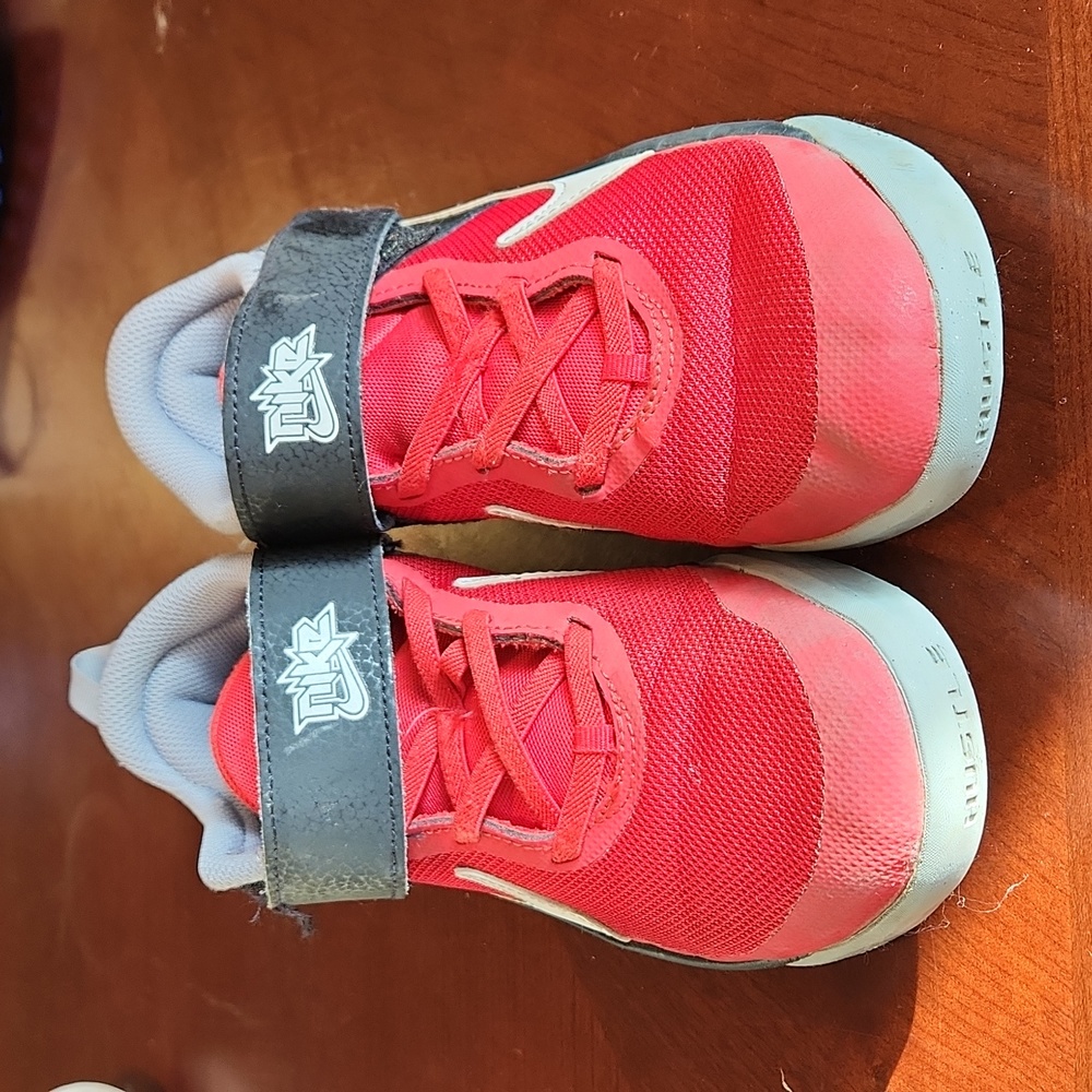 Nike Hustle Boys Sneakers Red size 2.5Y